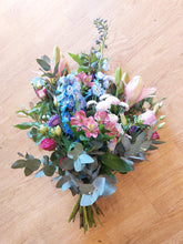 Last inn bildet i Galleri-visningsprogrammet, Bårebukett med sløyfebånd
