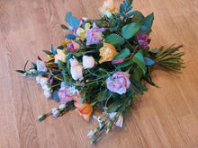 Last inn bildet i Galleri-visningsprogrammet, Bårebukett med sløyfebånd
